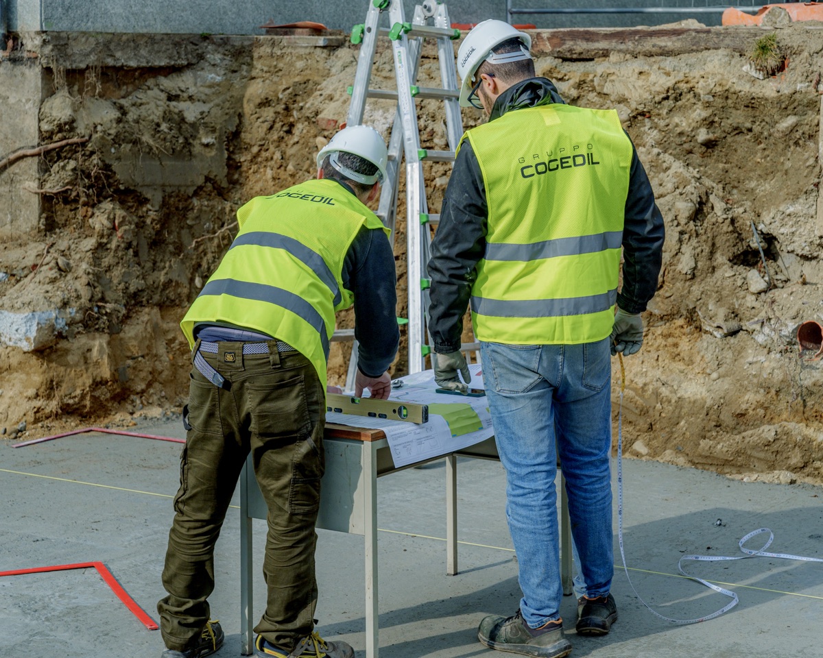 Tecnici Cogedil al lavoro sui disegni di cantiere